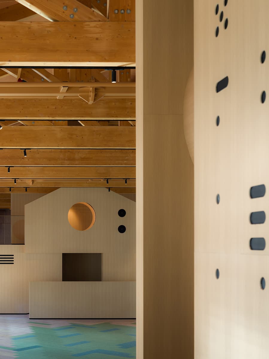 Динамичный интерьер «офиса будущего» в центре Москвы — проект VOX Architects