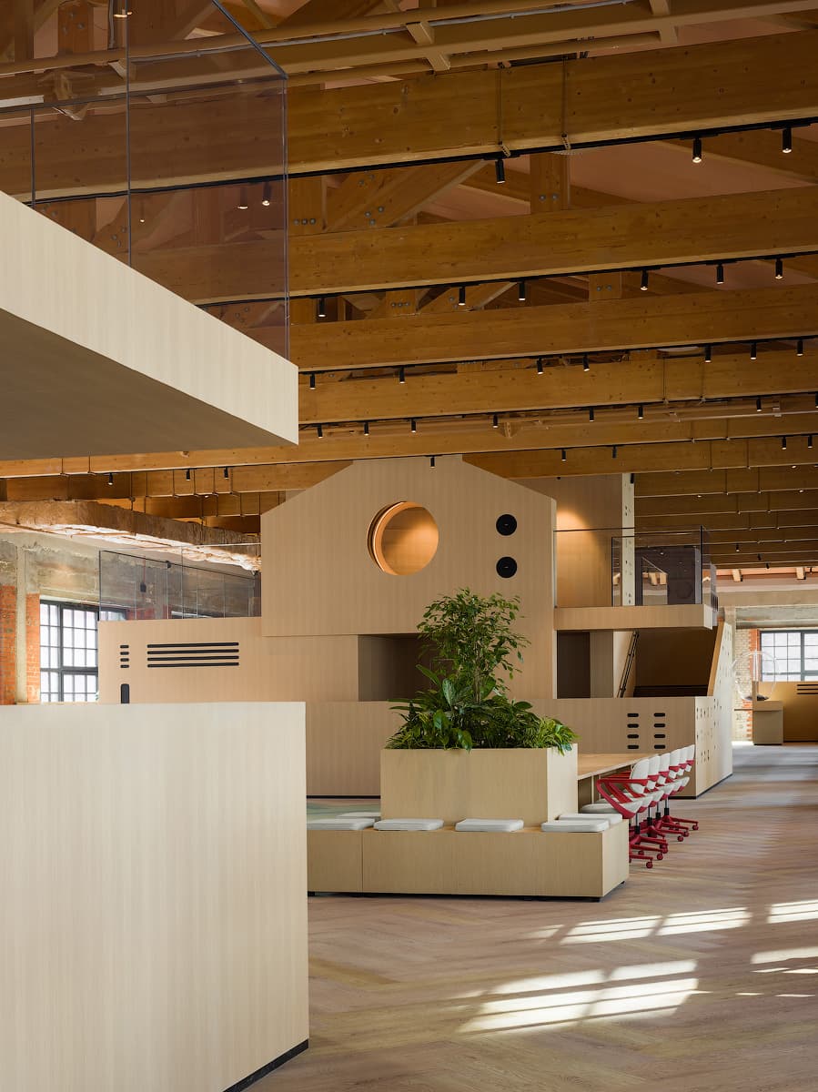 Динамичный интерьер «офиса будущего» в центре Москвы — проект VOX Architects