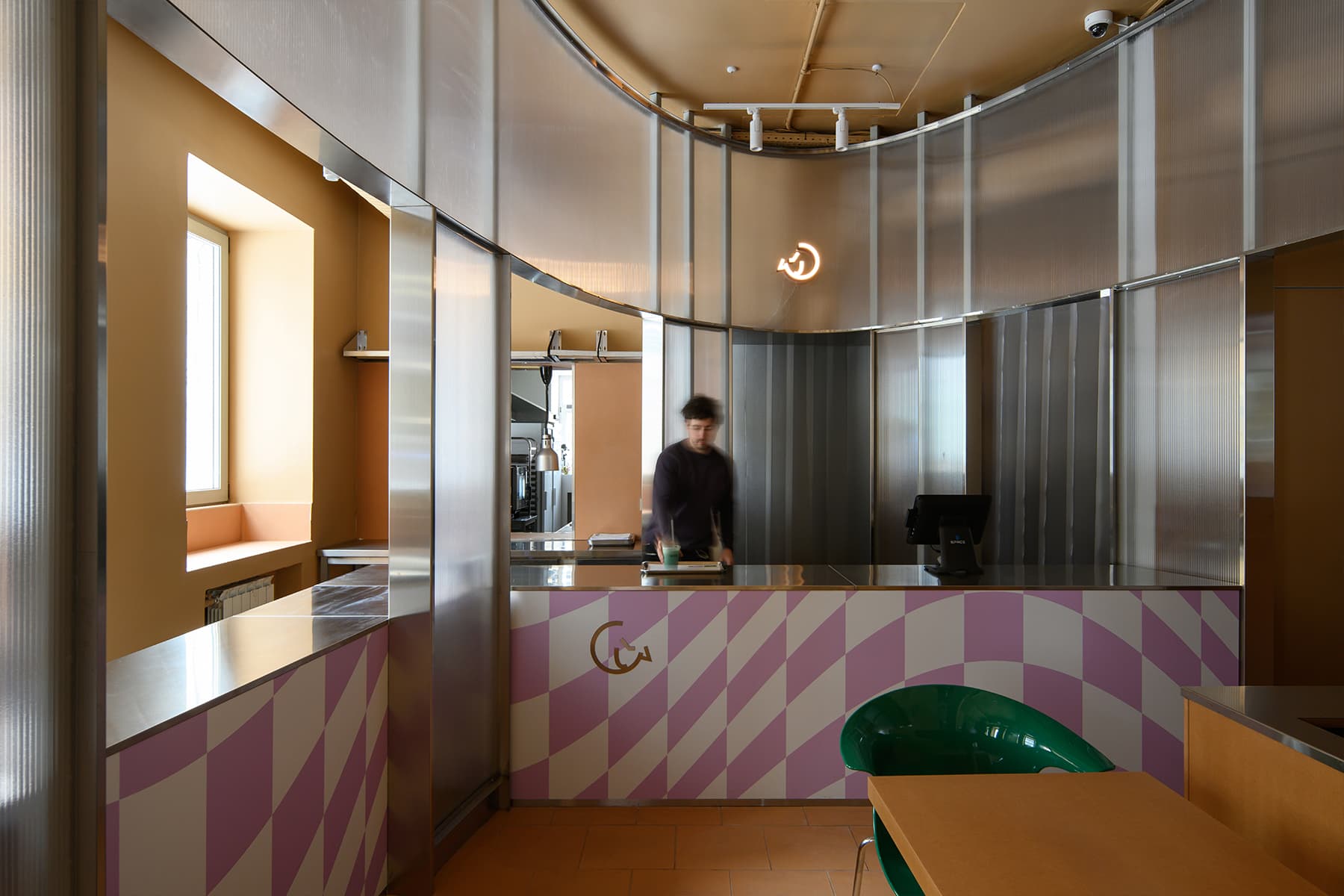 Камерный интерьер кафе здорового фастфуда — проект архитектурного бюро nomessprocess