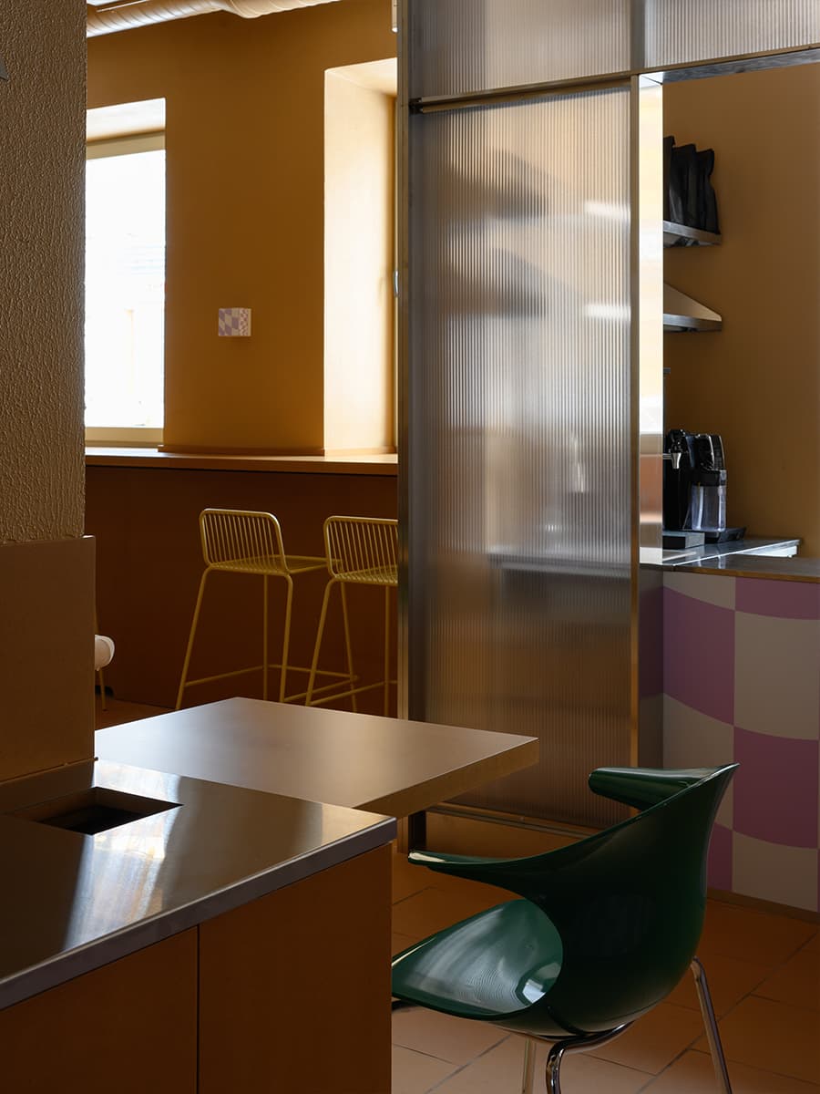 Камерный интерьер кафе здорового фастфуда — проект архитектурного бюро nomessprocess