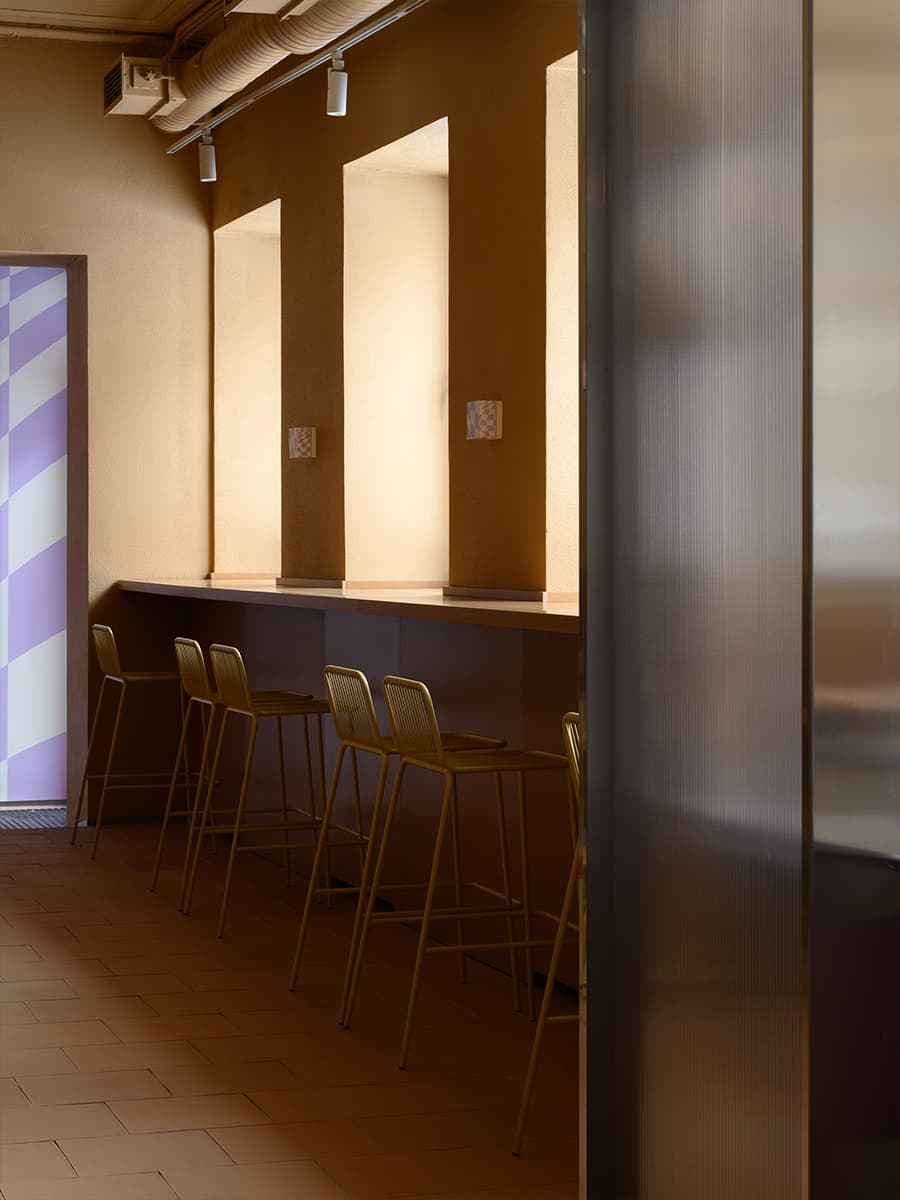 Камерный интерьер кафе здорового фастфуда — проект архитектурного бюро nomessprocess