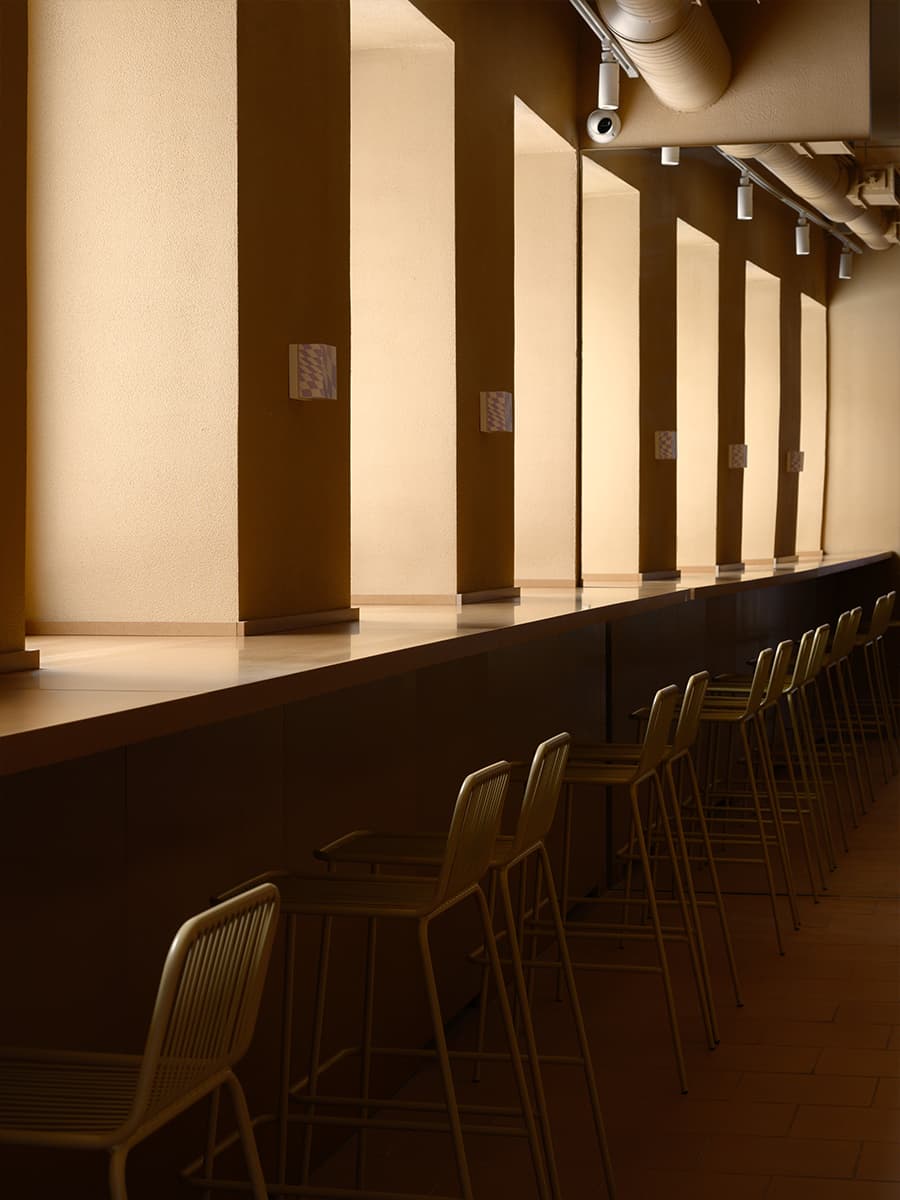 Камерный интерьер кафе здорового фастфуда — проект архитектурного бюро nomessprocess