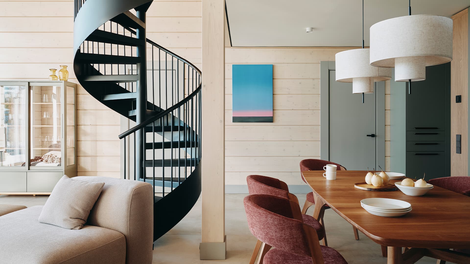 Современный интерьер дачи со скульптурной лестницей — проект VOLVES interiors