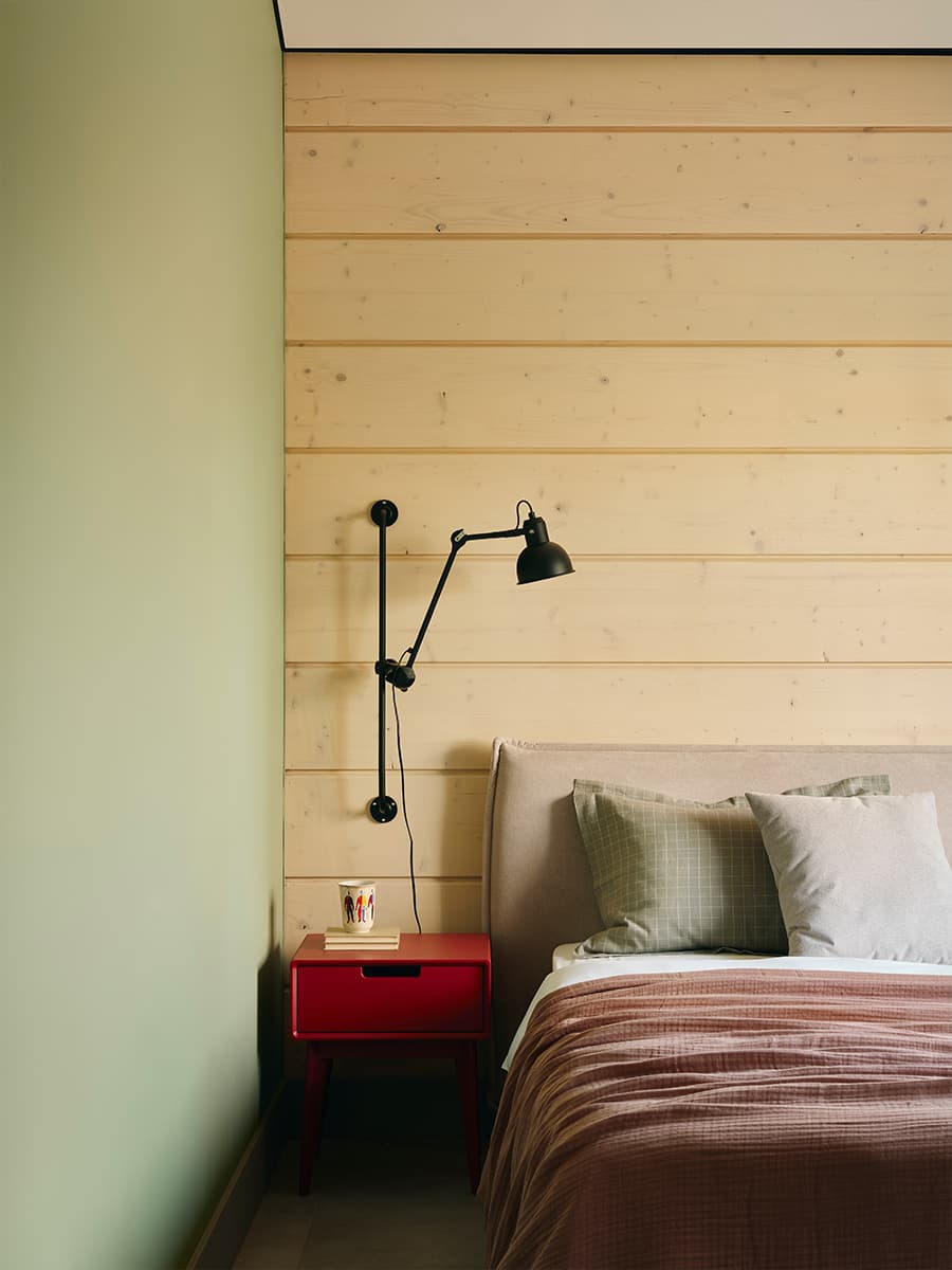 Современный интерьер дачи со скульптурной лестницей — проект VOLVES interiors