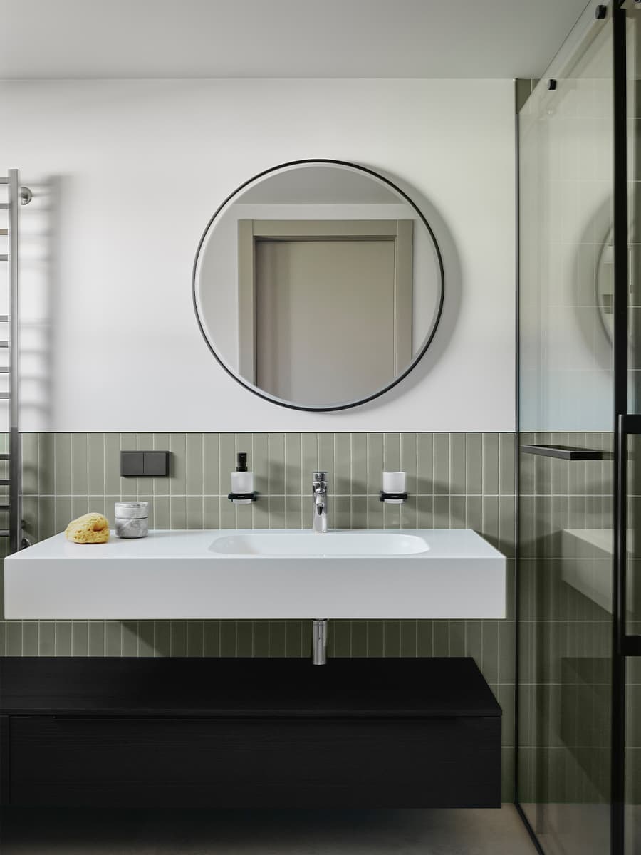 Современный интерьер дачи со скульптурной лестницей — проект VOLVES interiors