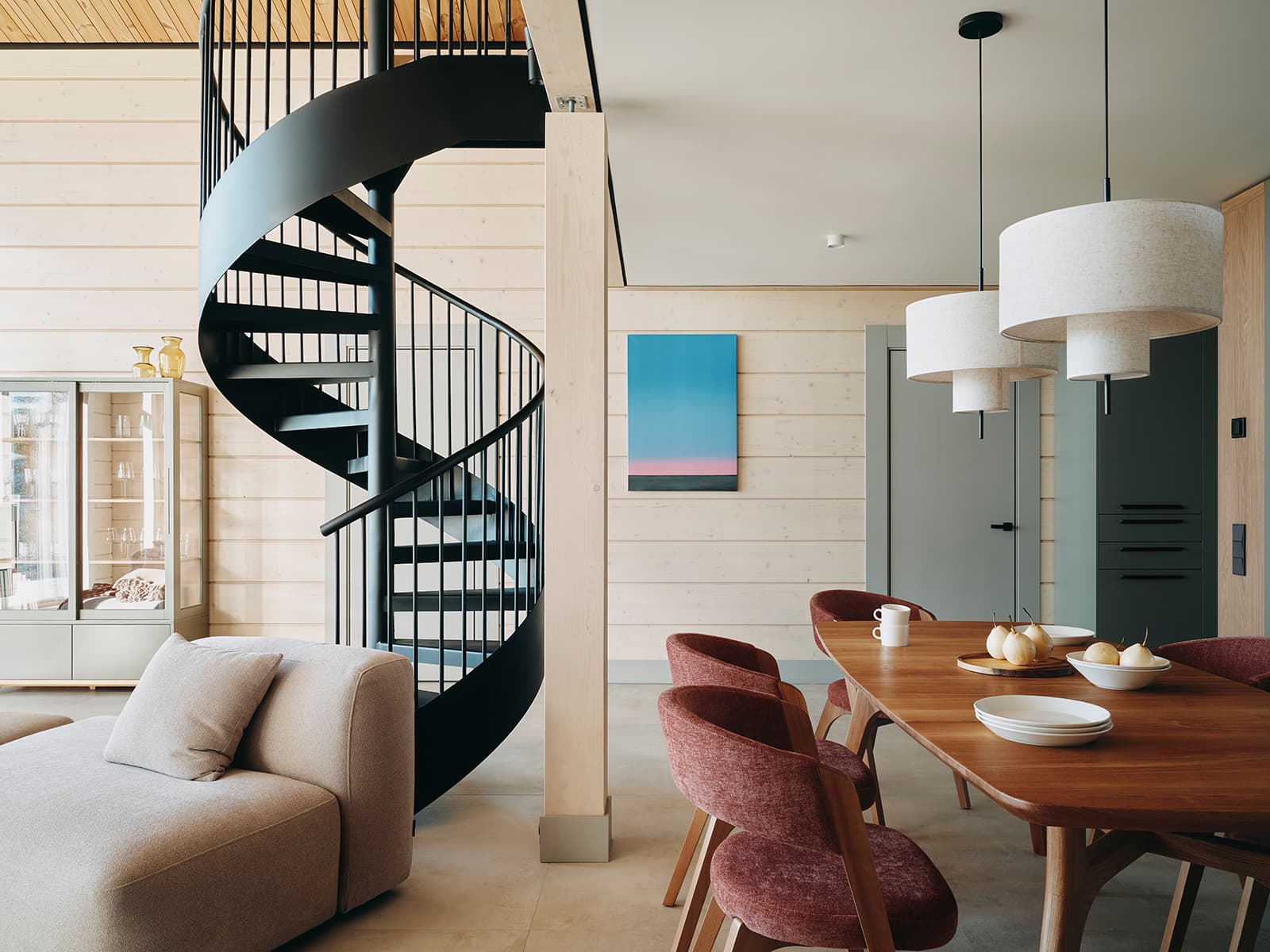 Современный интерьер дачи со скульптурной лестницей — проект VOLVES interiors