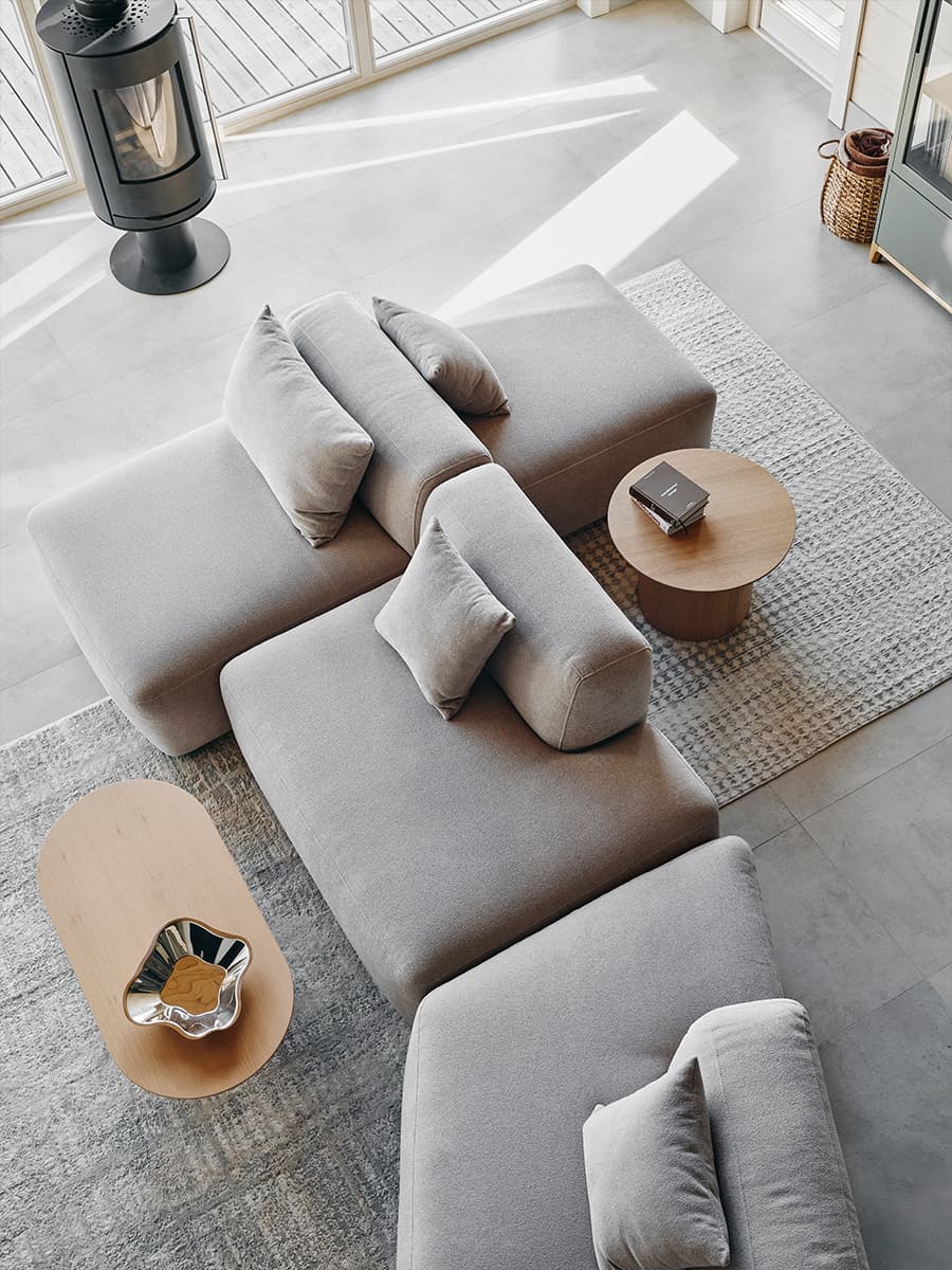 Современный интерьер дачи со скульптурной лестницей — проект VOLVES interiors