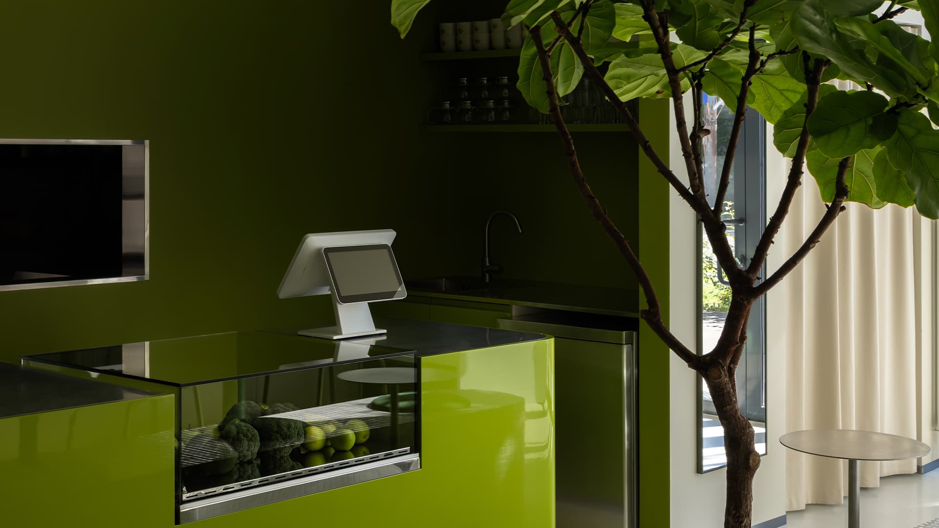 Бодрящие лаймовые тона в интерьере ресторана здорового питания — проект студии дизайна 1820