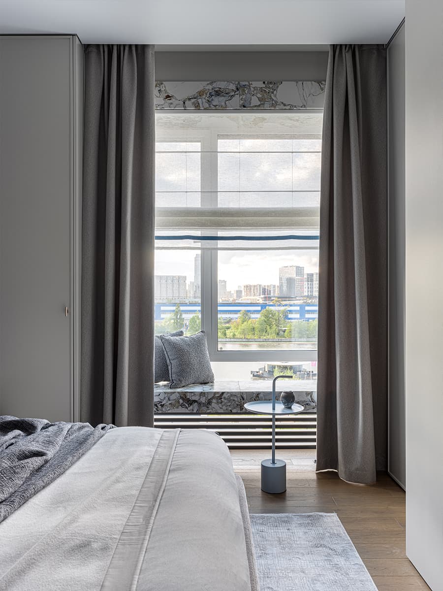 Нарядные оконные откосы в интерьере семейной квартиры — проект Ксении Степаненко