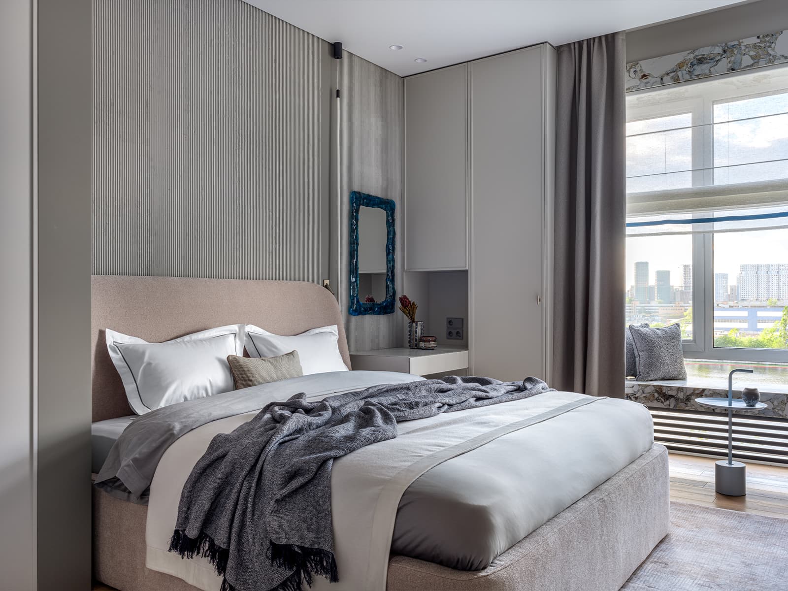 Нарядные оконные откосы в интерьере семейной квартиры — проект Ксении Степаненко