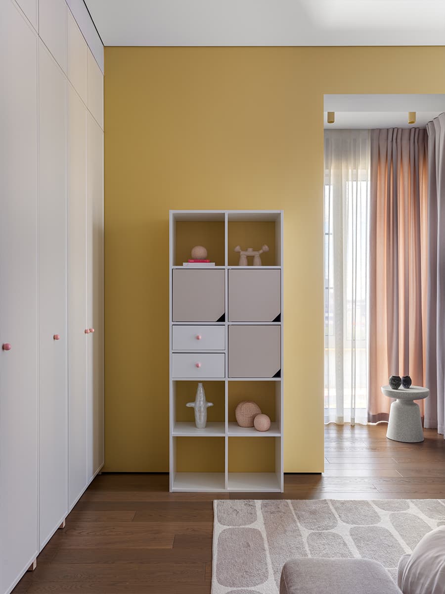 Нарядные оконные откосы в интерьере семейной квартиры — проект Ксении Степаненко