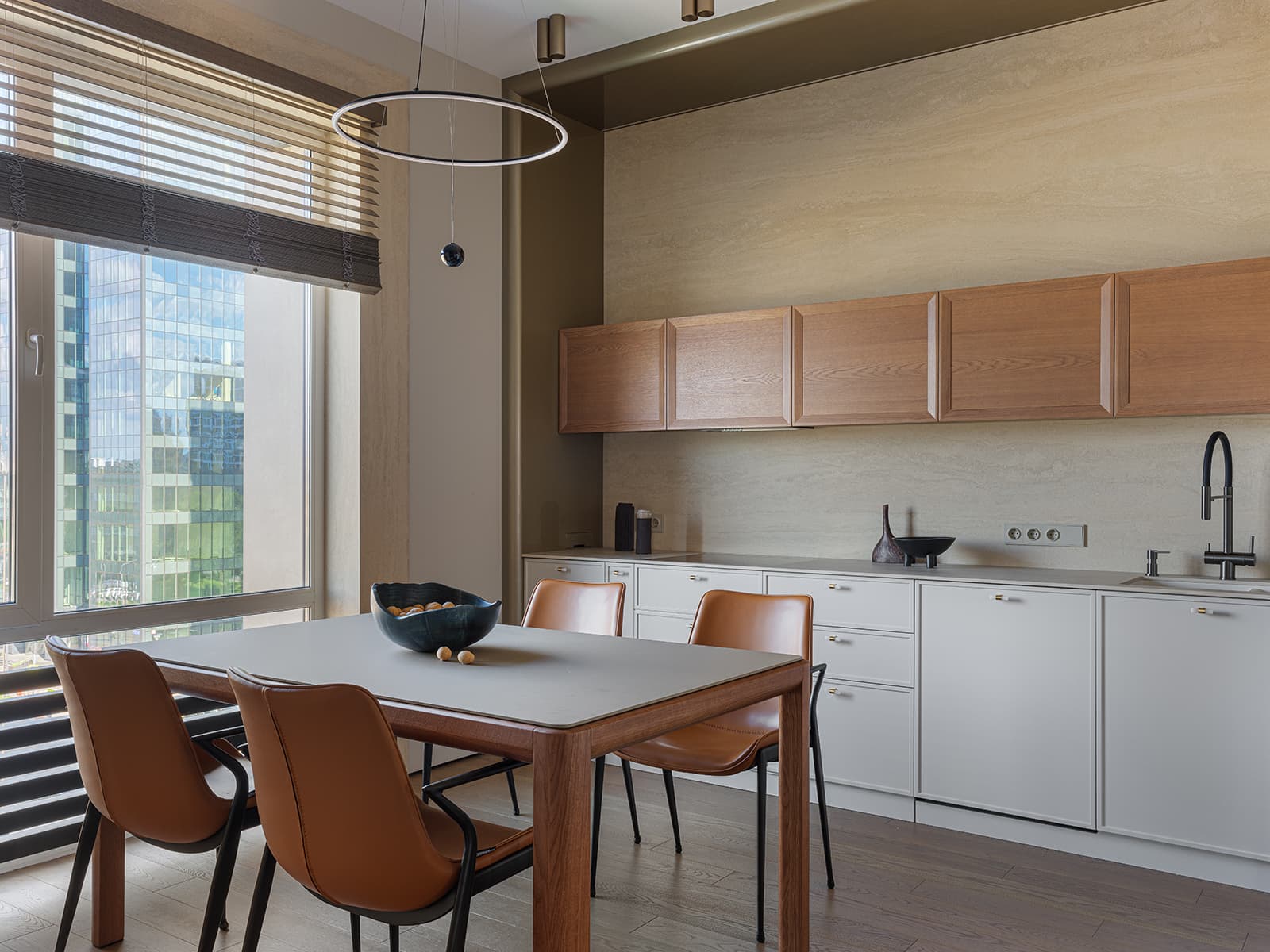 Нарядные оконные откосы в интерьере семейной квартиры — проект Ксении Степаненко