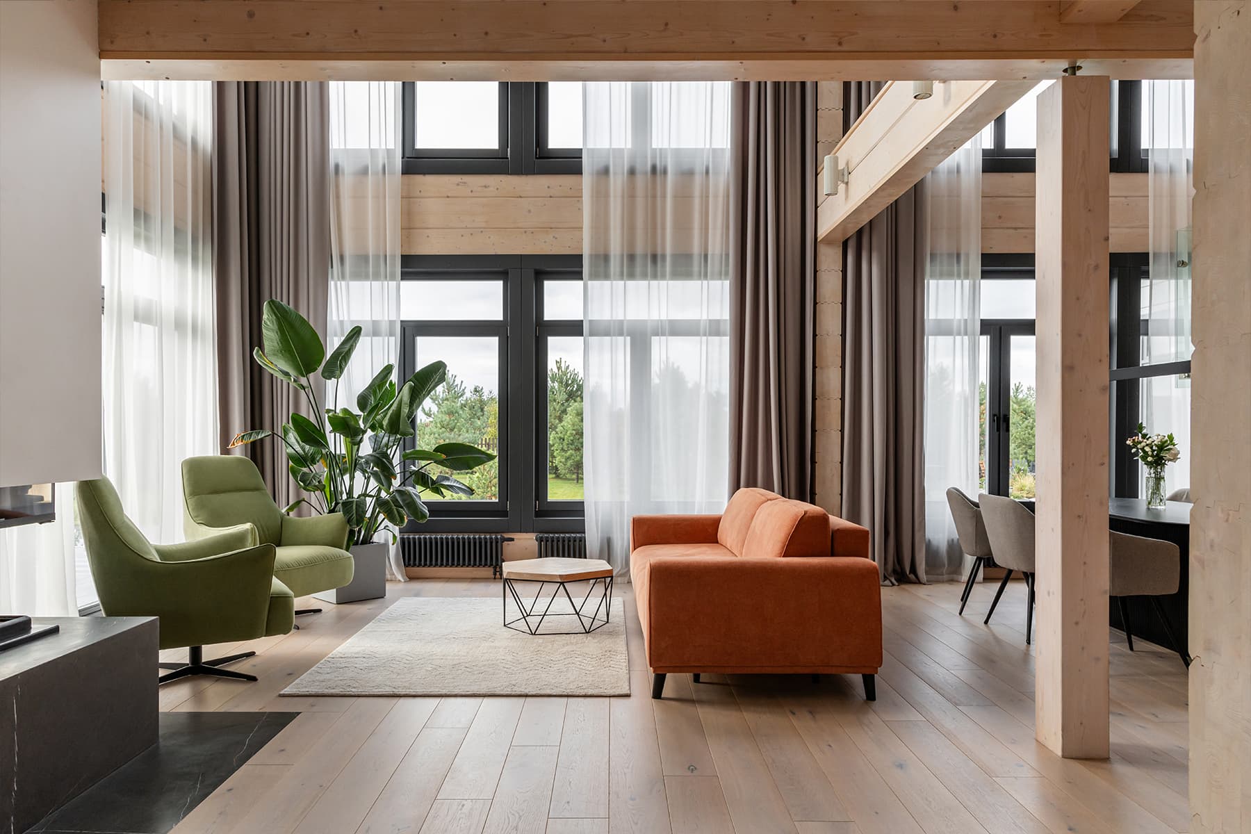 Теплота клееного бруса в интерьере загородного дома — проект Екатерины Беляковой