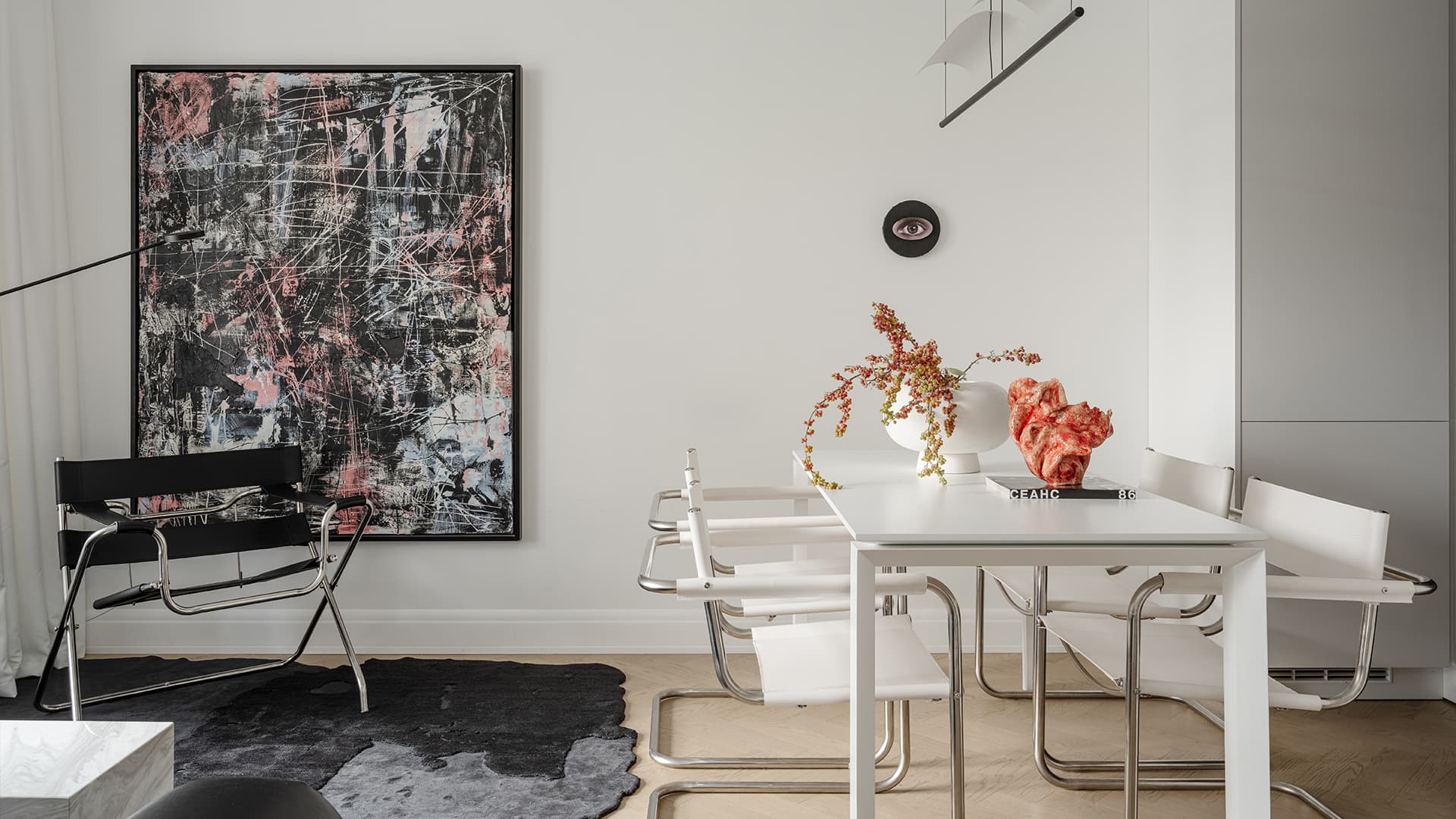 Акцентная кухня в интерьере маленькой квартиры под сдачу в аренду — проект atlburo