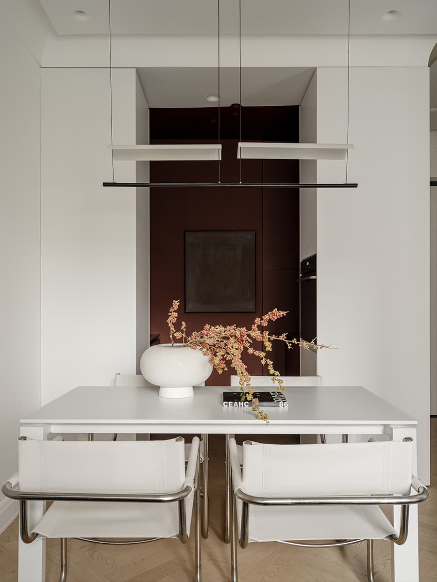 Акцентная кухня в интерьере маленькой квартиры под сдачу в аренду — проект atlburo