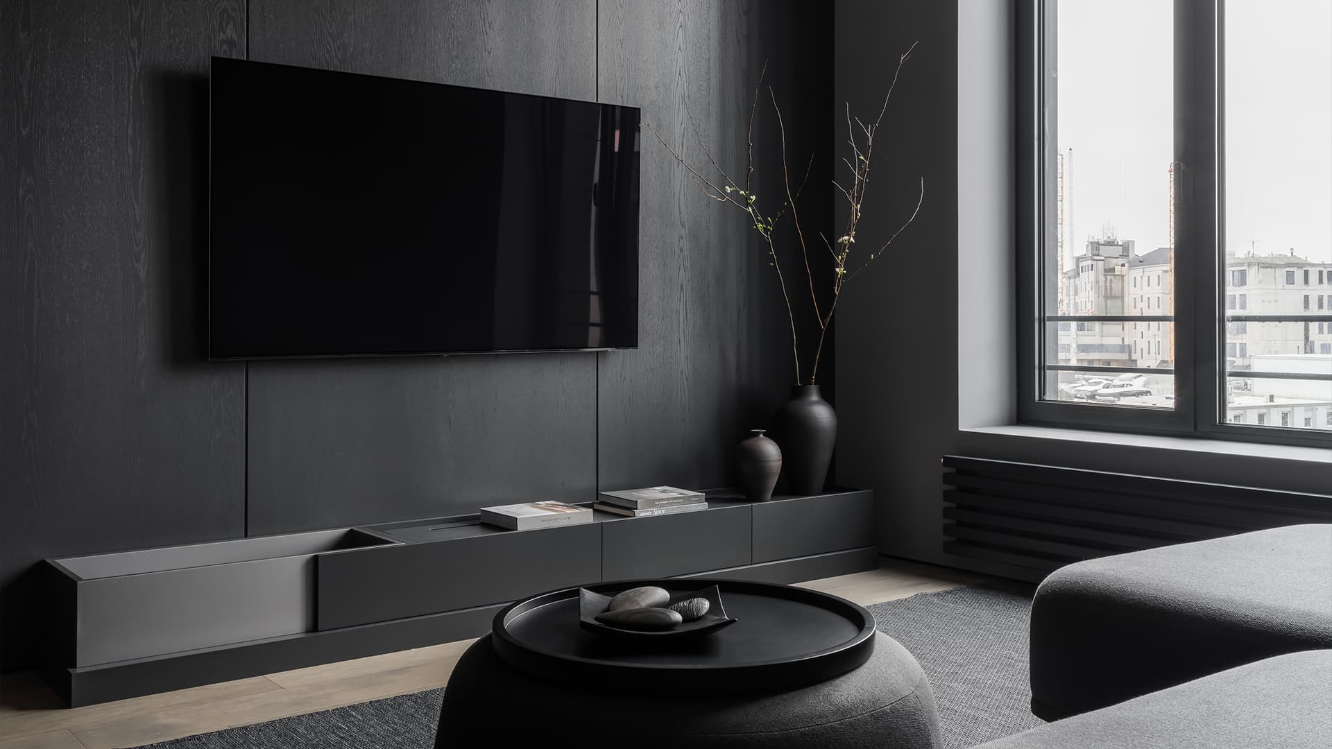 Монохромный интерьер квартиры с акцентной кухней — проект ink.bureau