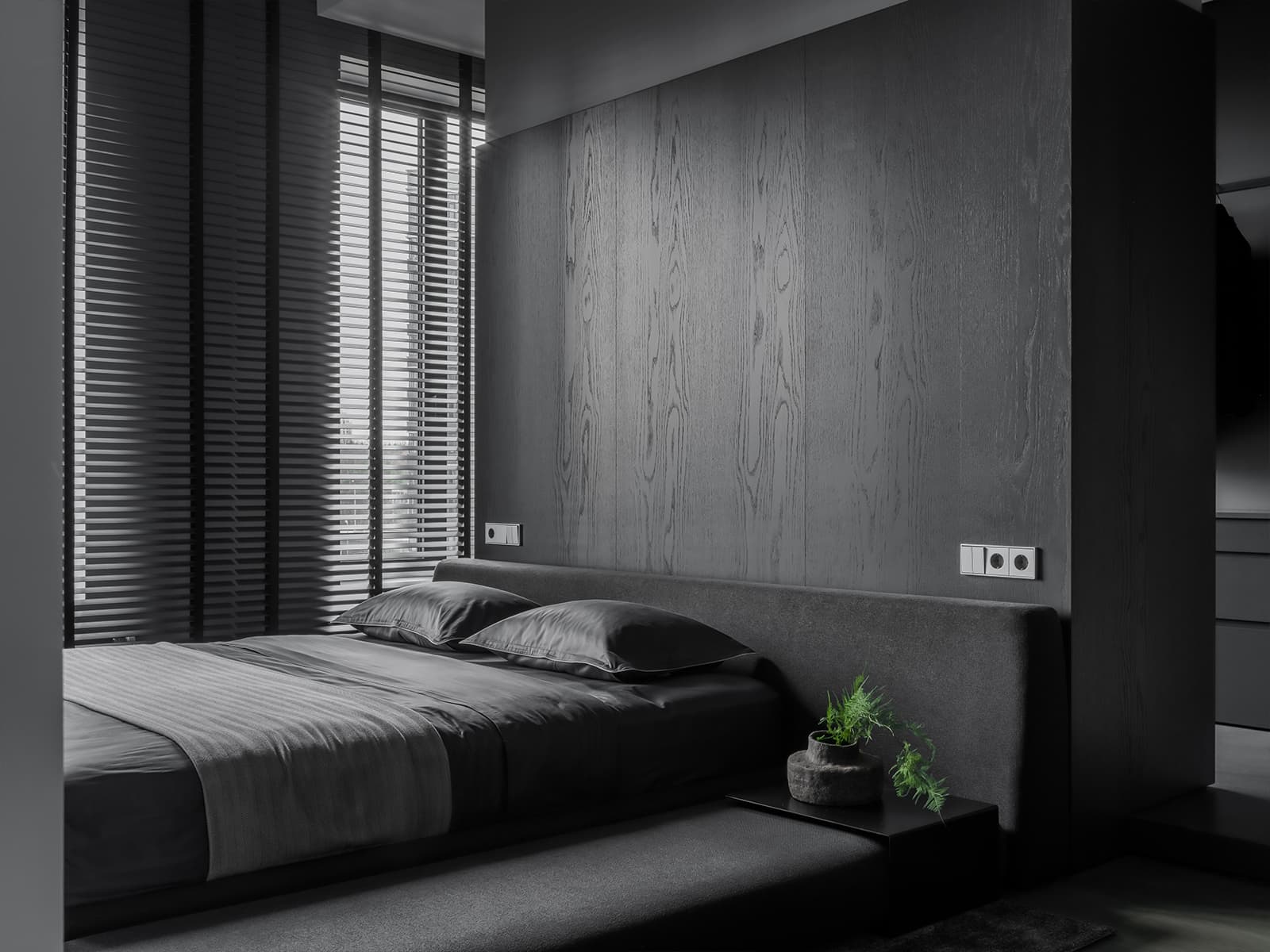 Монохромный интерьер квартиры с акцентной кухней — проект ink.bureau