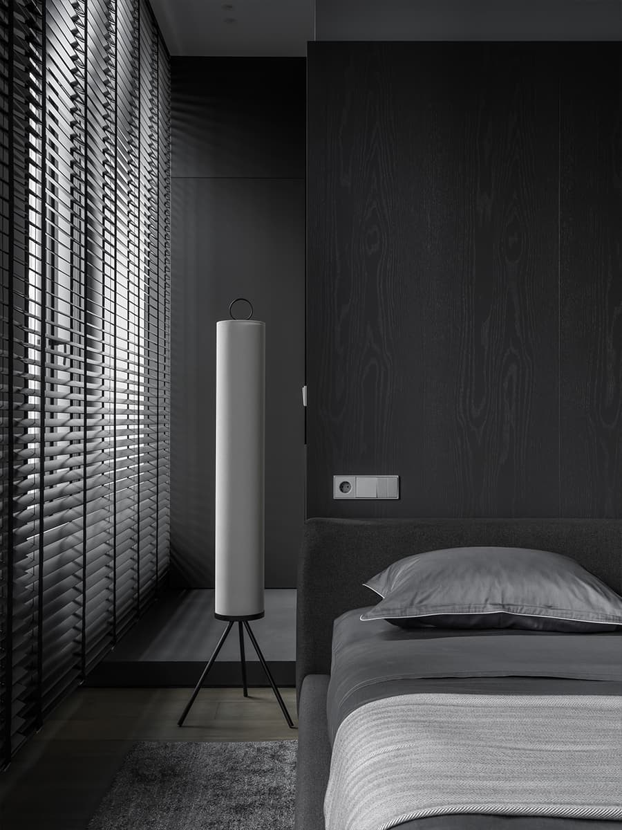 Монохромный интерьер квартиры с акцентной кухней — проект ink.bureau