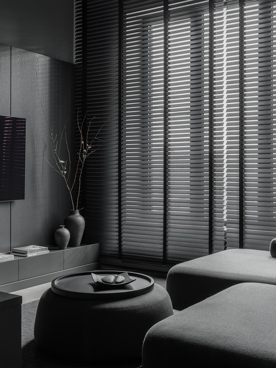 Монохромный интерьер квартиры с акцентной кухней — проект ink.bureau