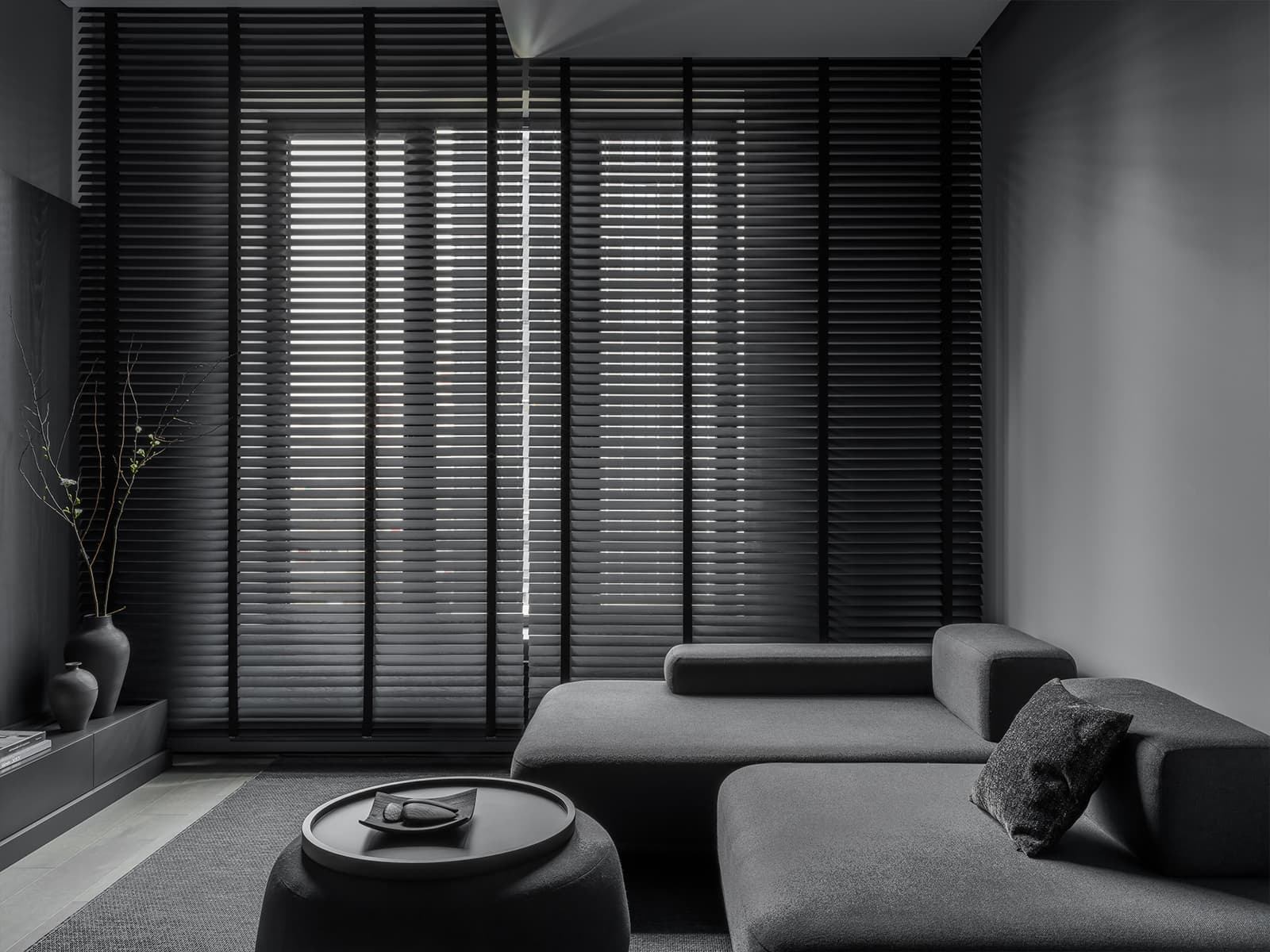 Монохромный интерьер квартиры с акцентной кухней — проект ink.bureau