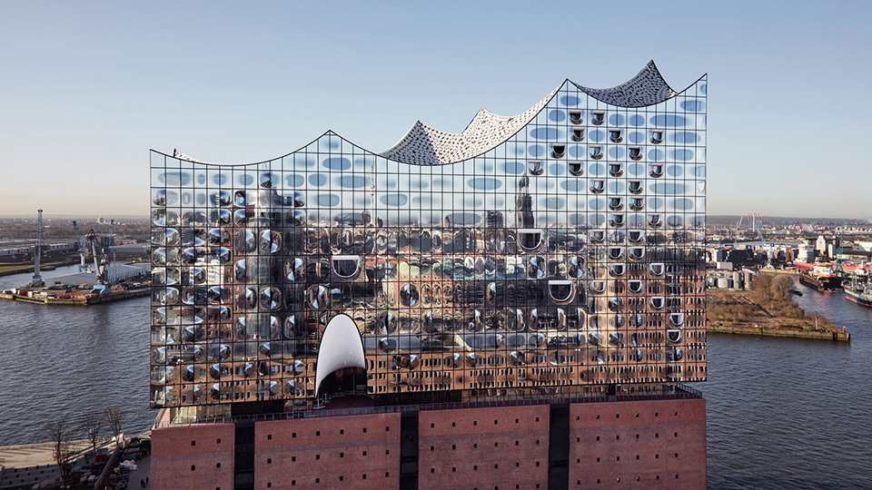 Дом из стекла: как блестящие фасады изменили архитектуру
