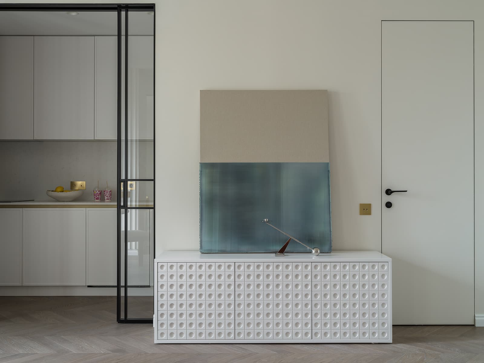 Графичные детали в интерьере небольшой квартиры — проект Tatiana Arkhipova Interior Design Studio