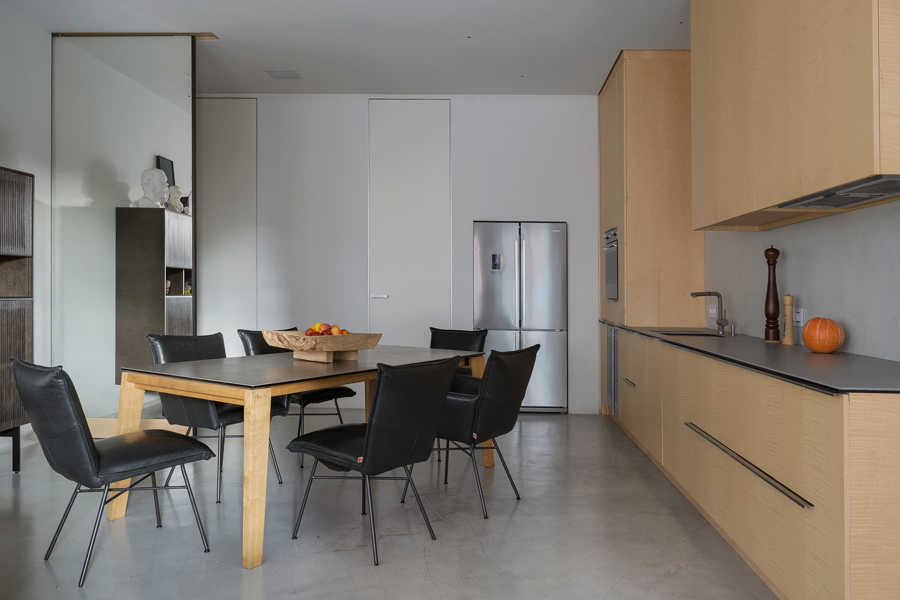 Лаконичный интерьер квартиры для семьи дизайнера — проект студии ARCHPOINT
