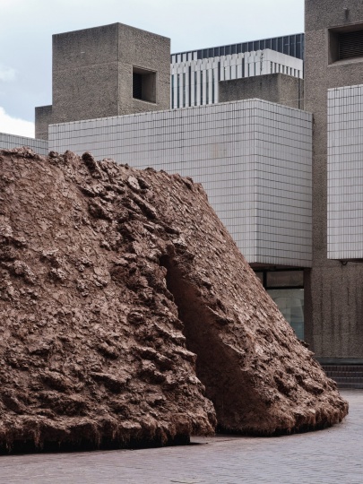 Делси Морелос создала в Barbican монументальную инсталляцию из земли