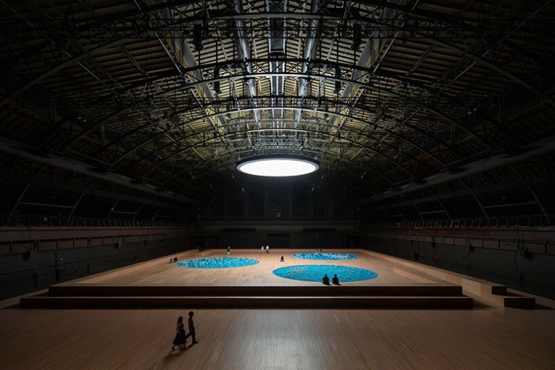 В арт-центре Park Avenue Armory открылась инсталляция из сотен фарфоровых чаш