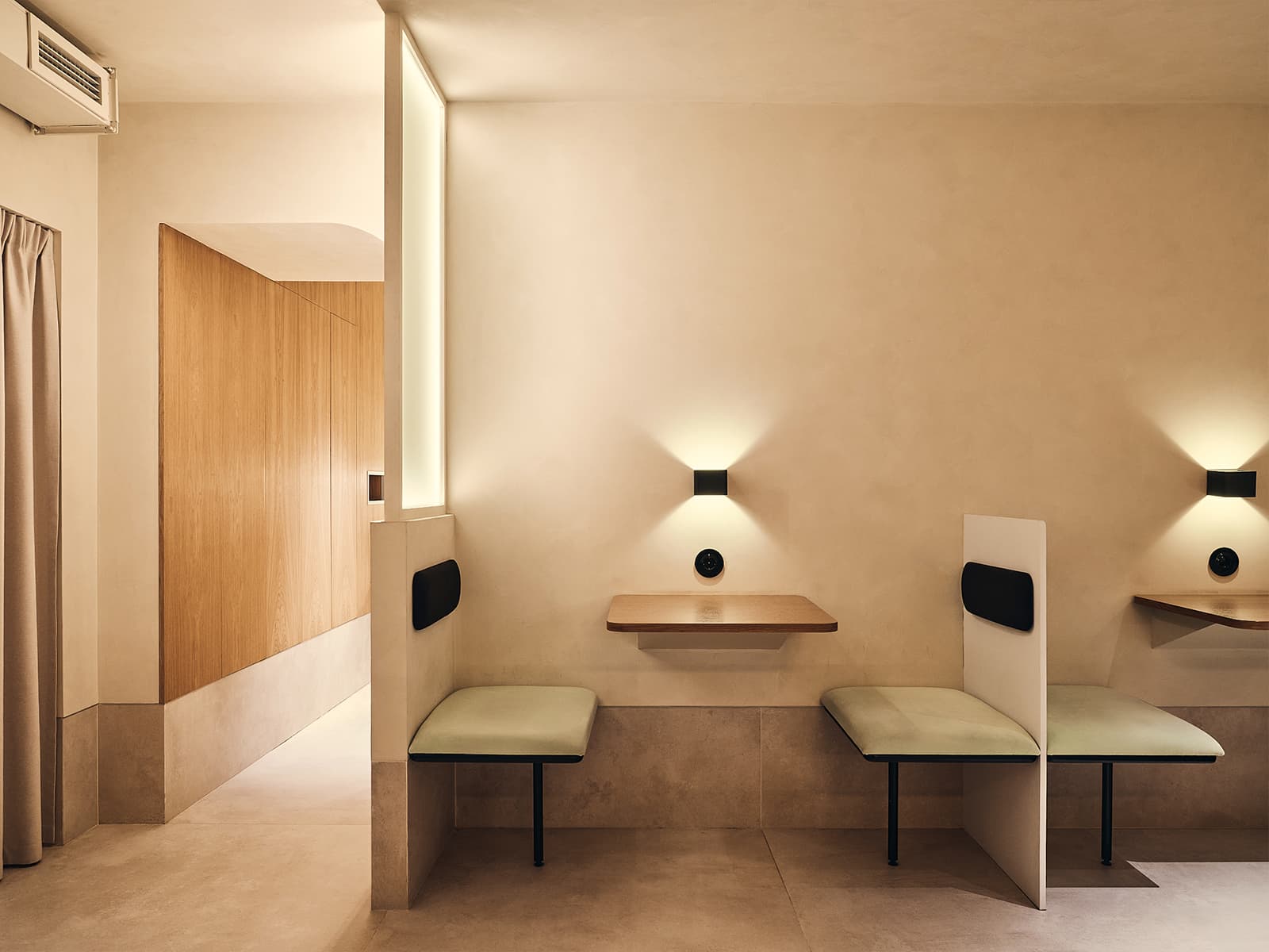 Глянцевый металл и продуманный свет в интерьере ресторана — проект MODGI Group