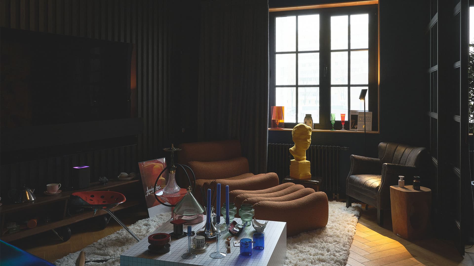 Экспериментальный интерьер камерной мужской квартиры — проект студии APOLONOV INTERIORS