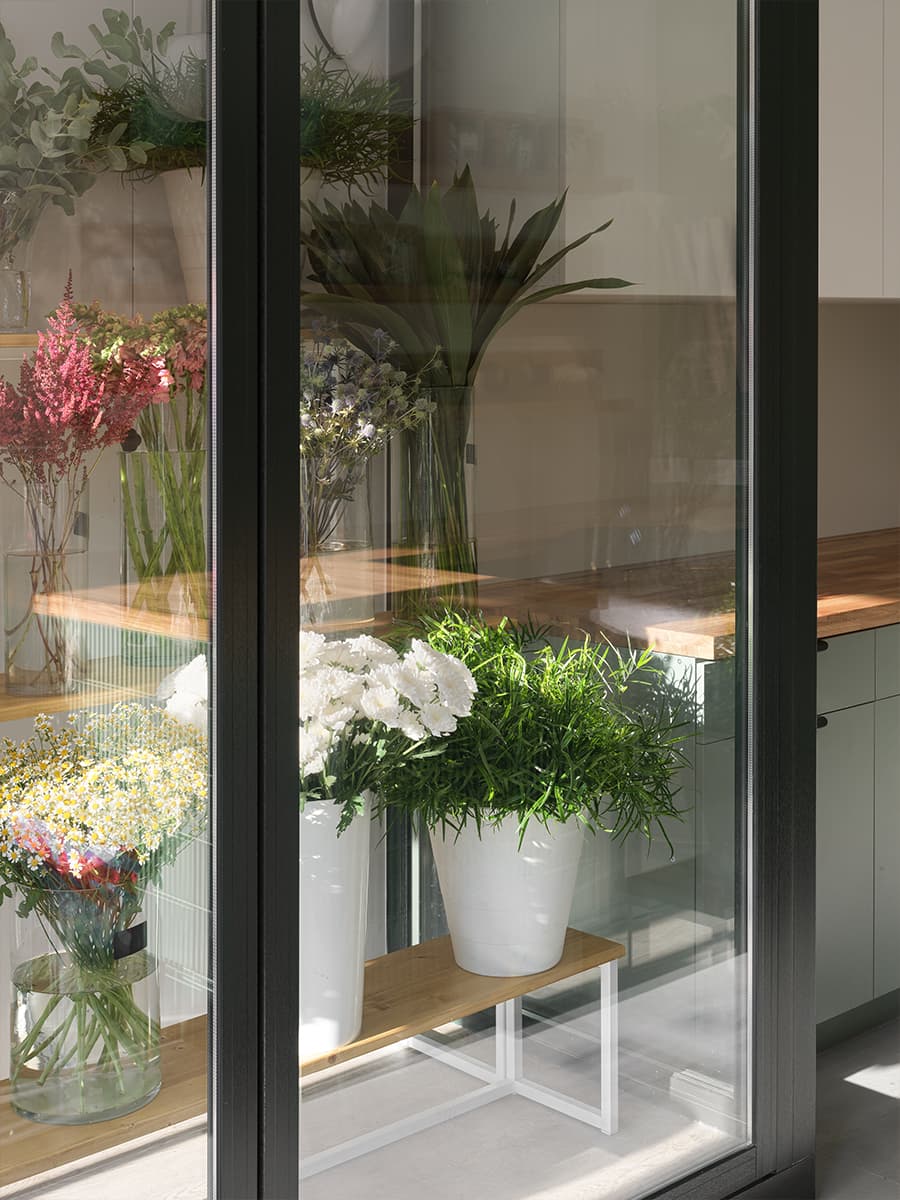 Залитый светом интерьер цветочного магазина — проект Марии Ефановой