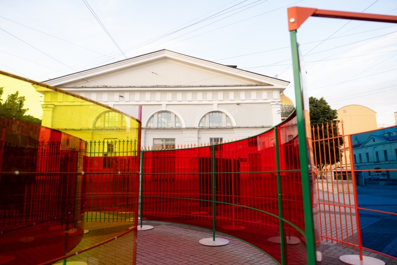 У петербургского «Манежа» открылась инсталляция бразильского художника