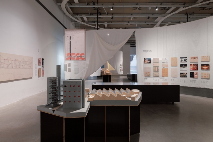Open Architecture создала сценографию выставки Лины Бо Барди