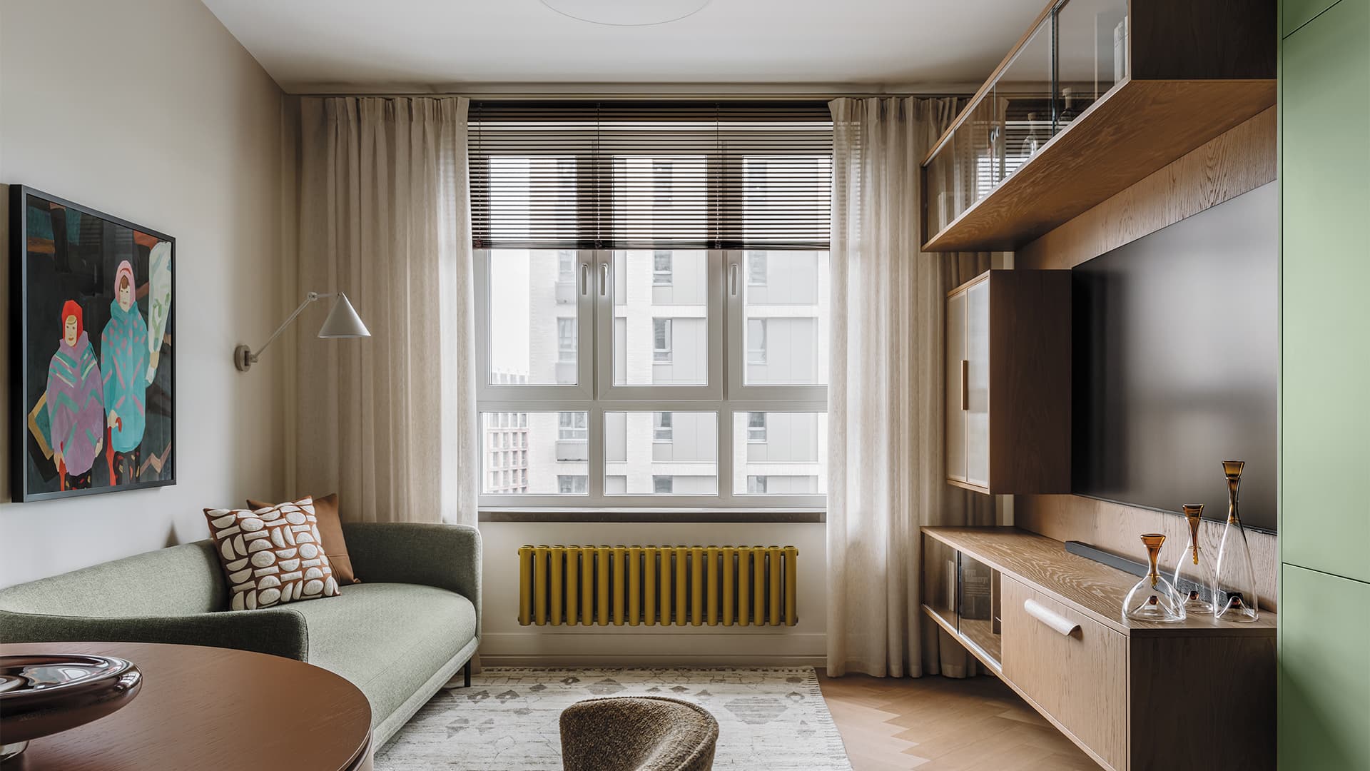 Отсылки к mid-century modern и блики стеклоблоков в ностальгическом интерьере квартиры — проект Alexander Tischler Отсылки к mid-century modern и блики стеклоблоков в ностальгическом интерьере квартиры — проект Alexander Tischler