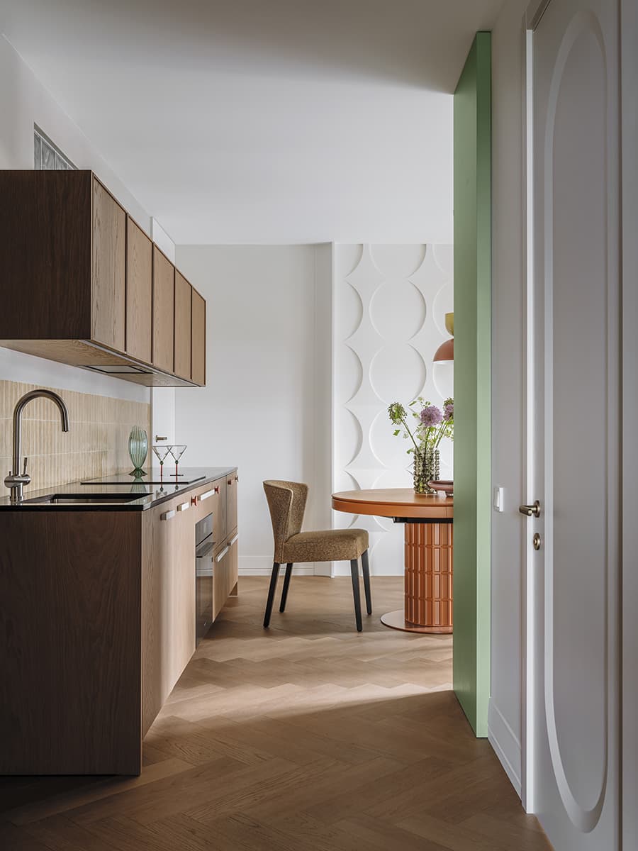Отсылки к mid-century modern и блики стеклоблоков в ностальгическом интерьере квартиры — проект Alexander Tischler