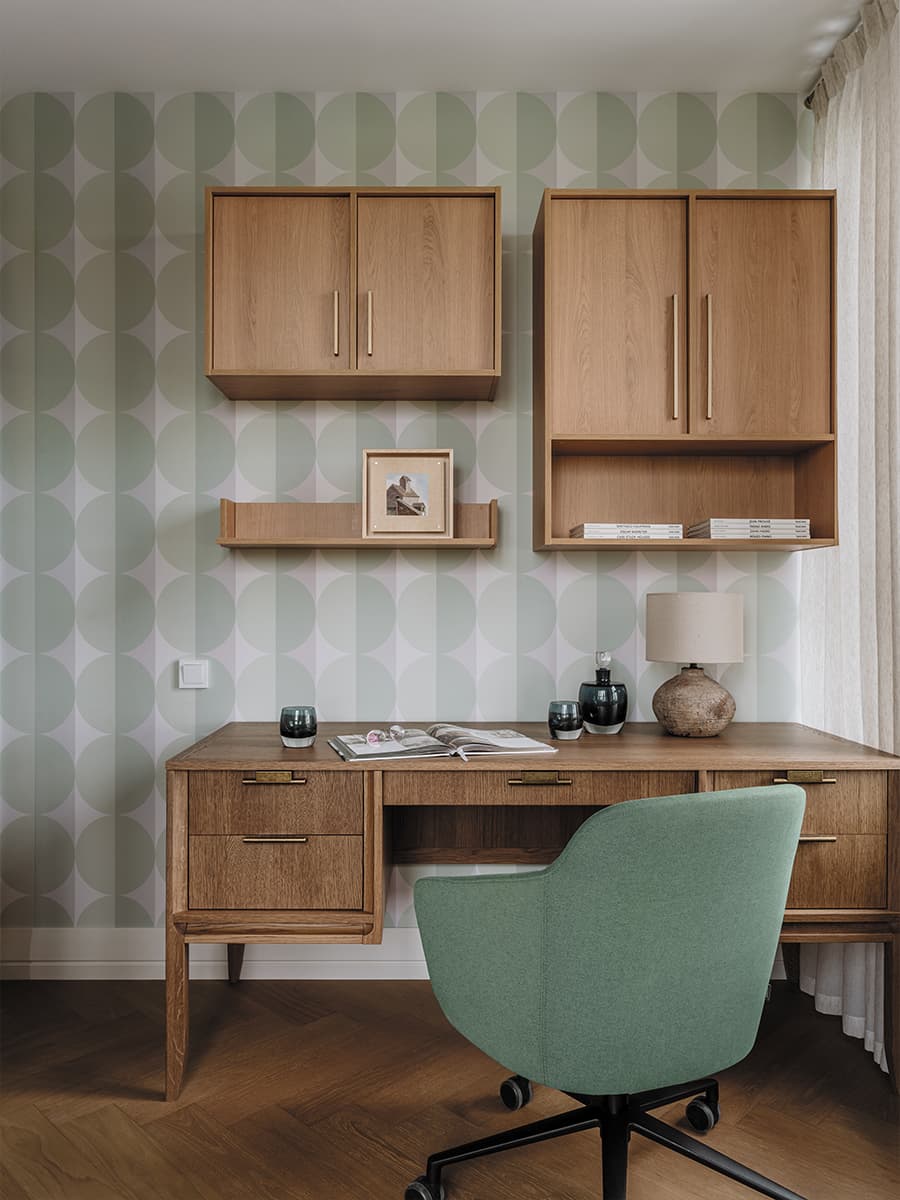 Отсылки к mid-century modern и блики стеклоблоков в ностальгическом интерьере квартиры — проект Alexander Tischler