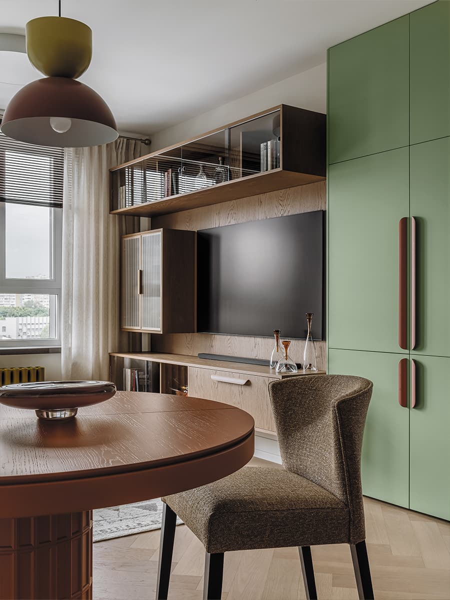 Отсылки к mid-century modern и блики стеклоблоков в ностальгическом интерьере квартиры — проект Alexander Tischler