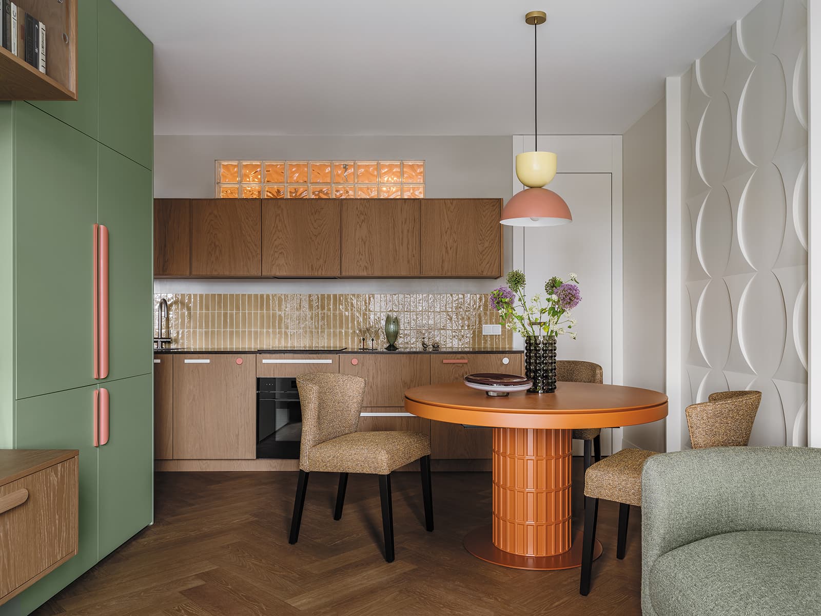 Отсылки к mid-century modern и блики стеклоблоков в ностальгическом интерьере квартиры — проект Alexander Tischler