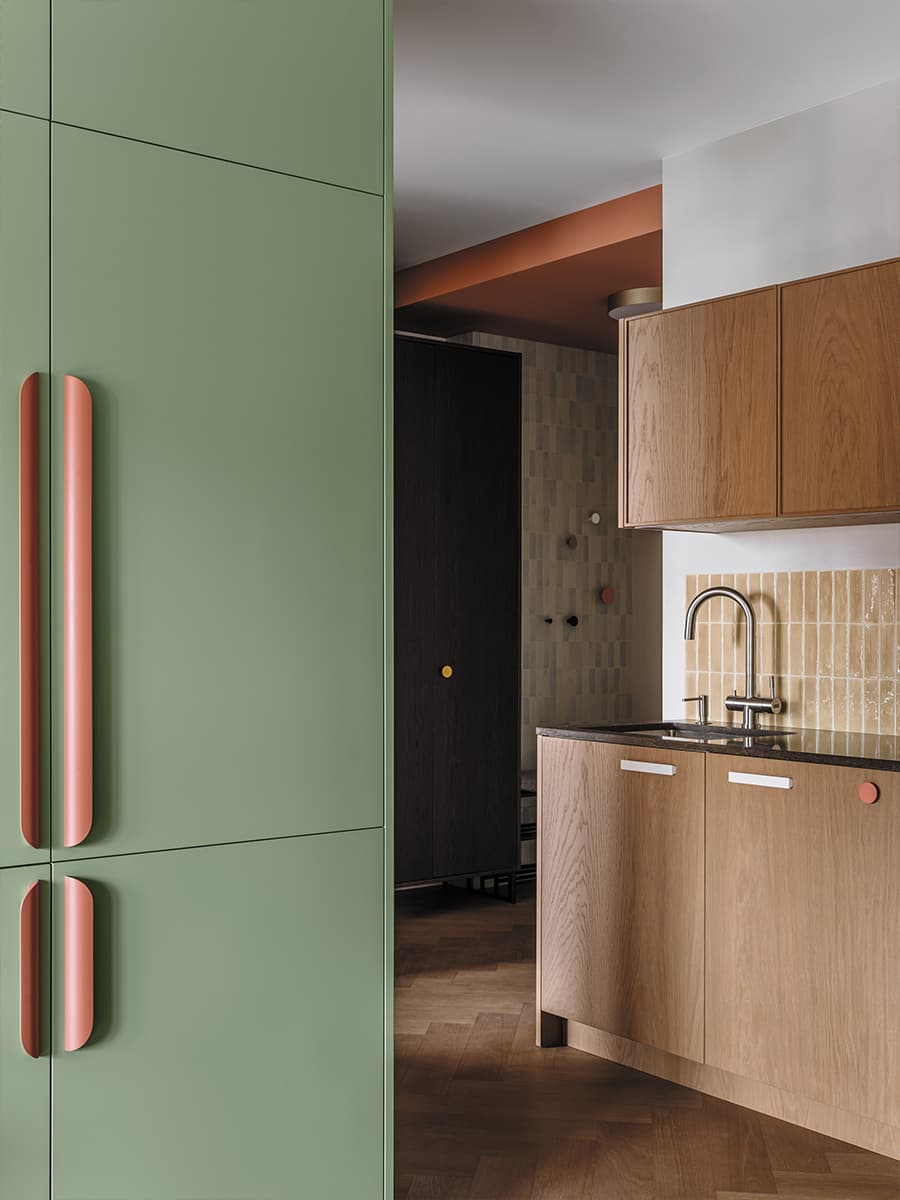 Отсылки к mid-century modern и блики стеклоблоков в ностальгическом интерьере квартиры — проект Alexander Tischler