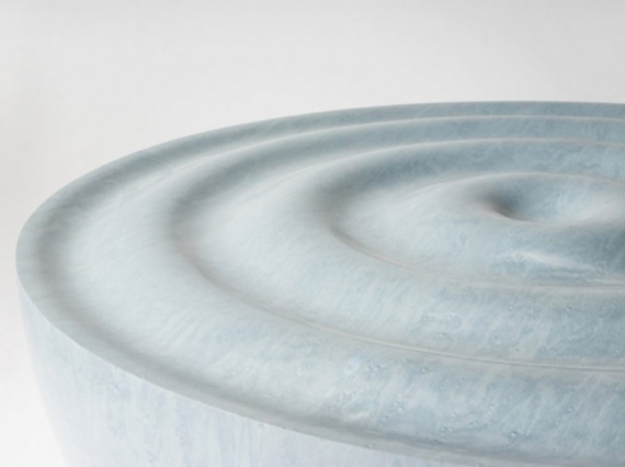 Британский дизайнер Эдвард Джонсон сделал столик с «кругами на воде»