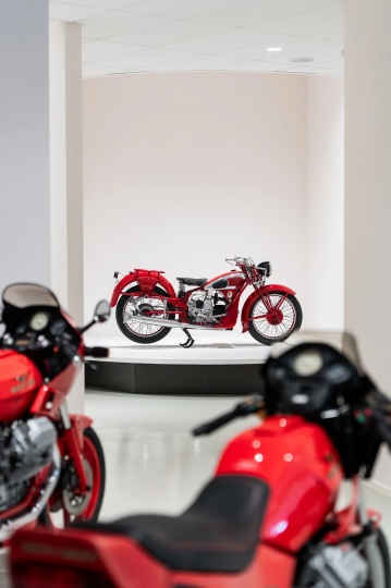 На озере Комо завершилась реконструкция музея Moto Guzzi