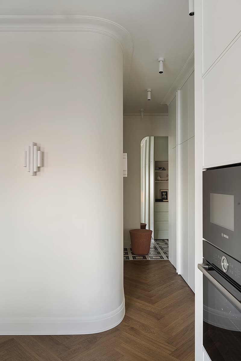 Кремовые оттенки в интерьере квартиры с панорамными окнами — проект CHI DESIGN