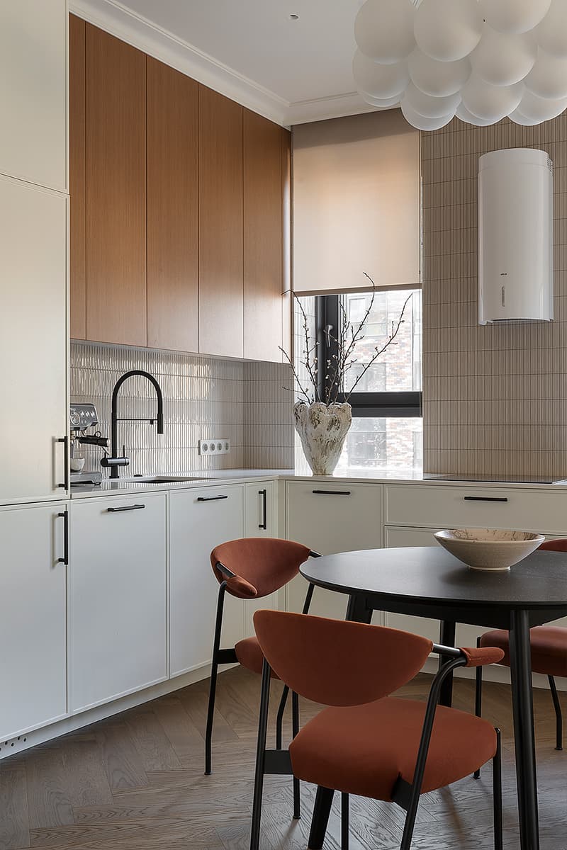 Кремовые оттенки в интерьере квартиры с панорамными окнами — проект CHI DESIGN