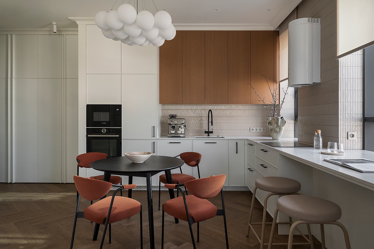 Кремовые оттенки в интерьере квартиры с панорамными окнами — проект CHI DESIGN