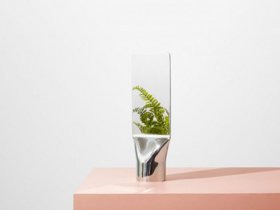 Дизайнер Филипп Малуин сделал зеркало из цельной металлической трубки