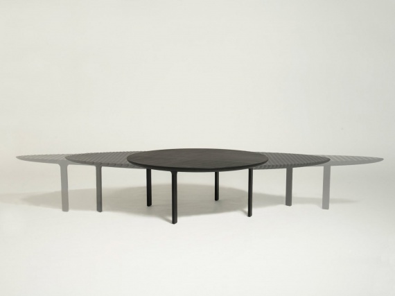 Heatherwick Studio представили стол, который растягивается как гармошка
