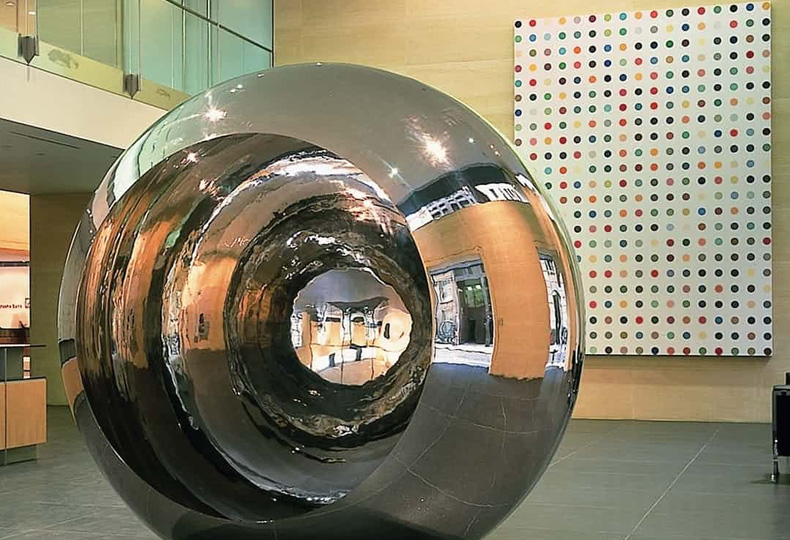 Ресепшн лондонского офиса Deutsche Bank украшают работы Дэмиена Херста и Аниша Капуры