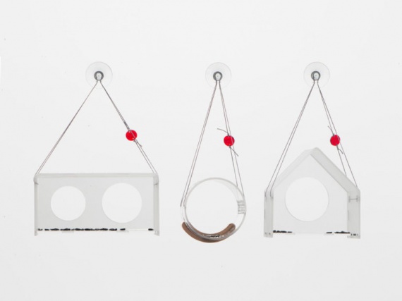 Польский дизайнер Йолянта Учарчик сделала прозрачные кормушки для птиц