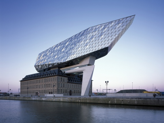 Завершено строительство штаб-квартиры порта Антверпена от Zaha Hadid Architects 